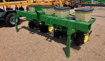 JD 7100 4 ROW PLATE TYPE PLANTER $3,000